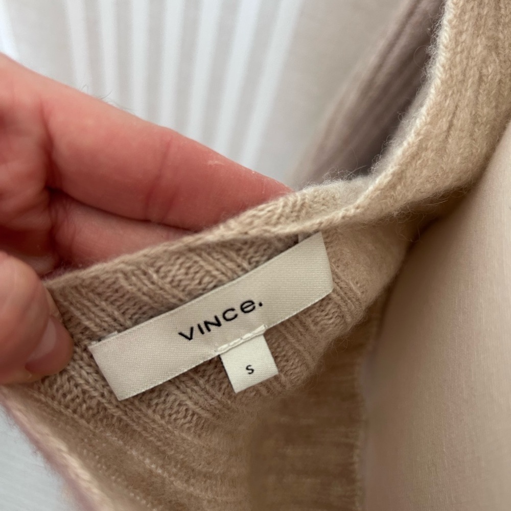 Vince Open Back Turtleneck 100% Cashmere Sweater in Tan Women’s Size Small NWOT - Picture 5 of 6